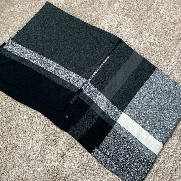 CALIA by Carrie Underwood Wrap - Picture 6 of 11